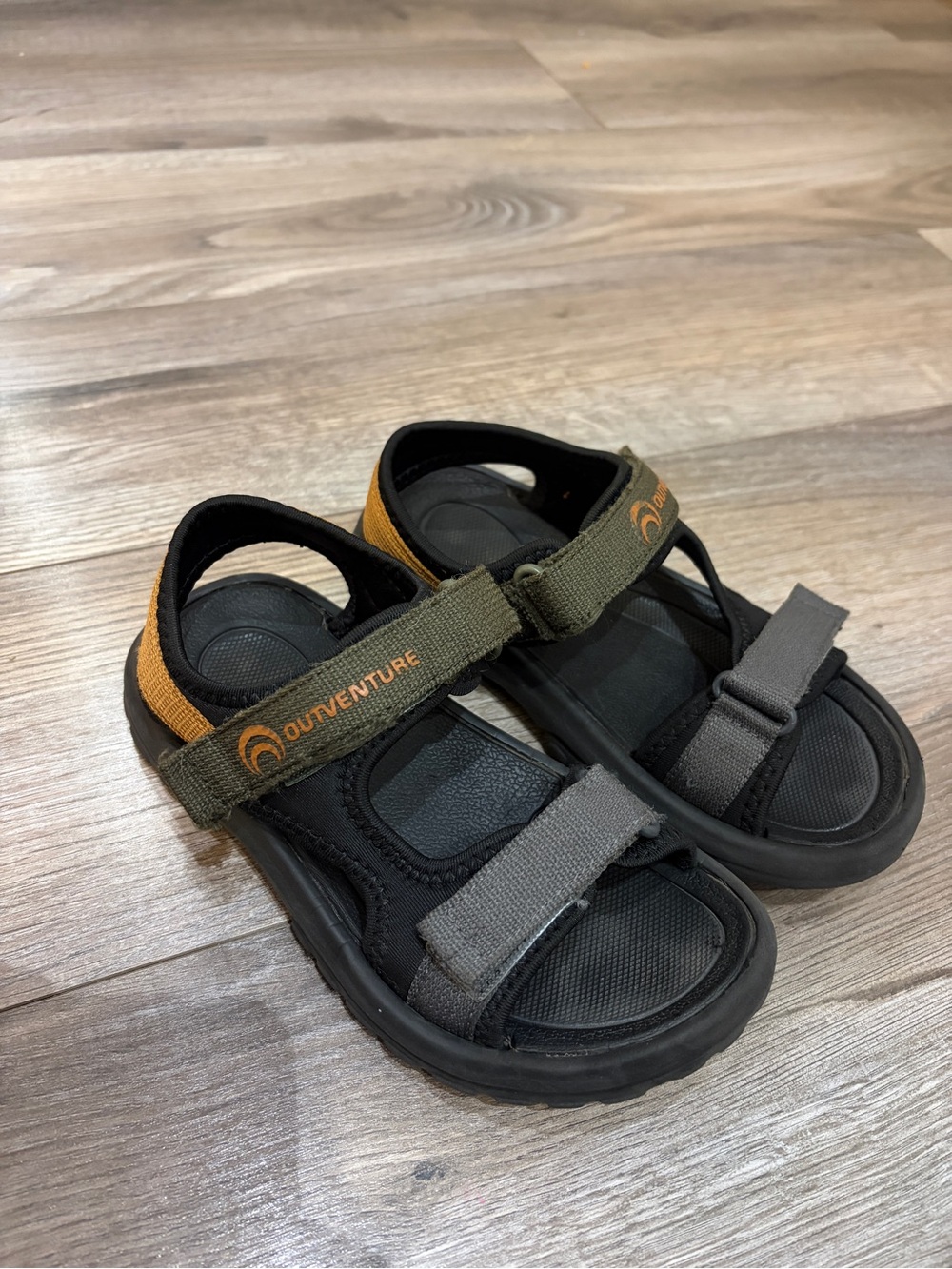 Boys size 1 strappy sandals